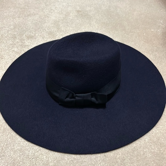 Styling hat from Holt Renfrew 100% wool - Picture 3 of 7
